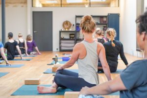 Yoga Kiel, parivrtta Sukhasana (yoga-essence)