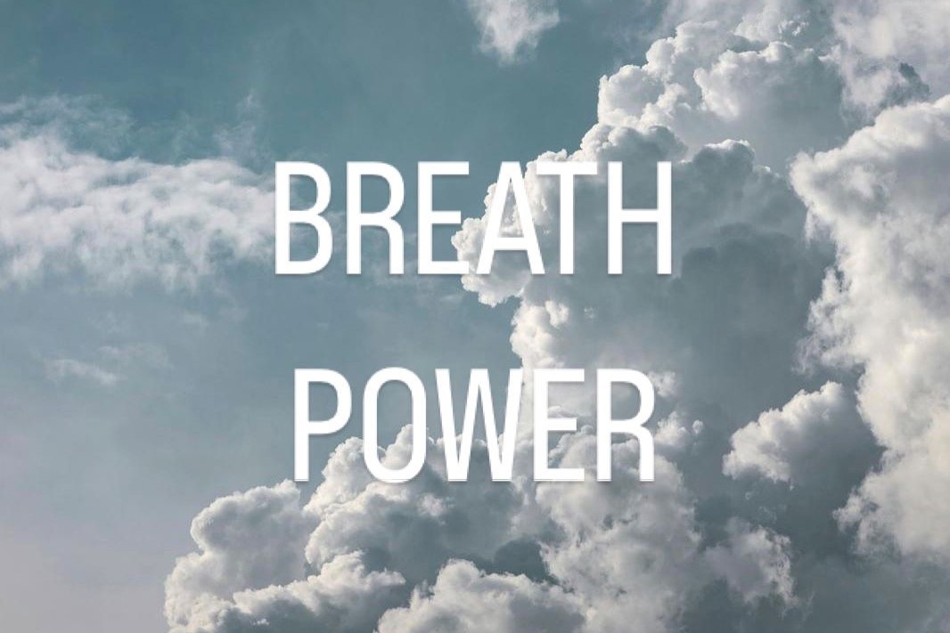 Heiter bis wolkiger Himmel mit dem Kurstitel "Breath Power" im Vordergrund