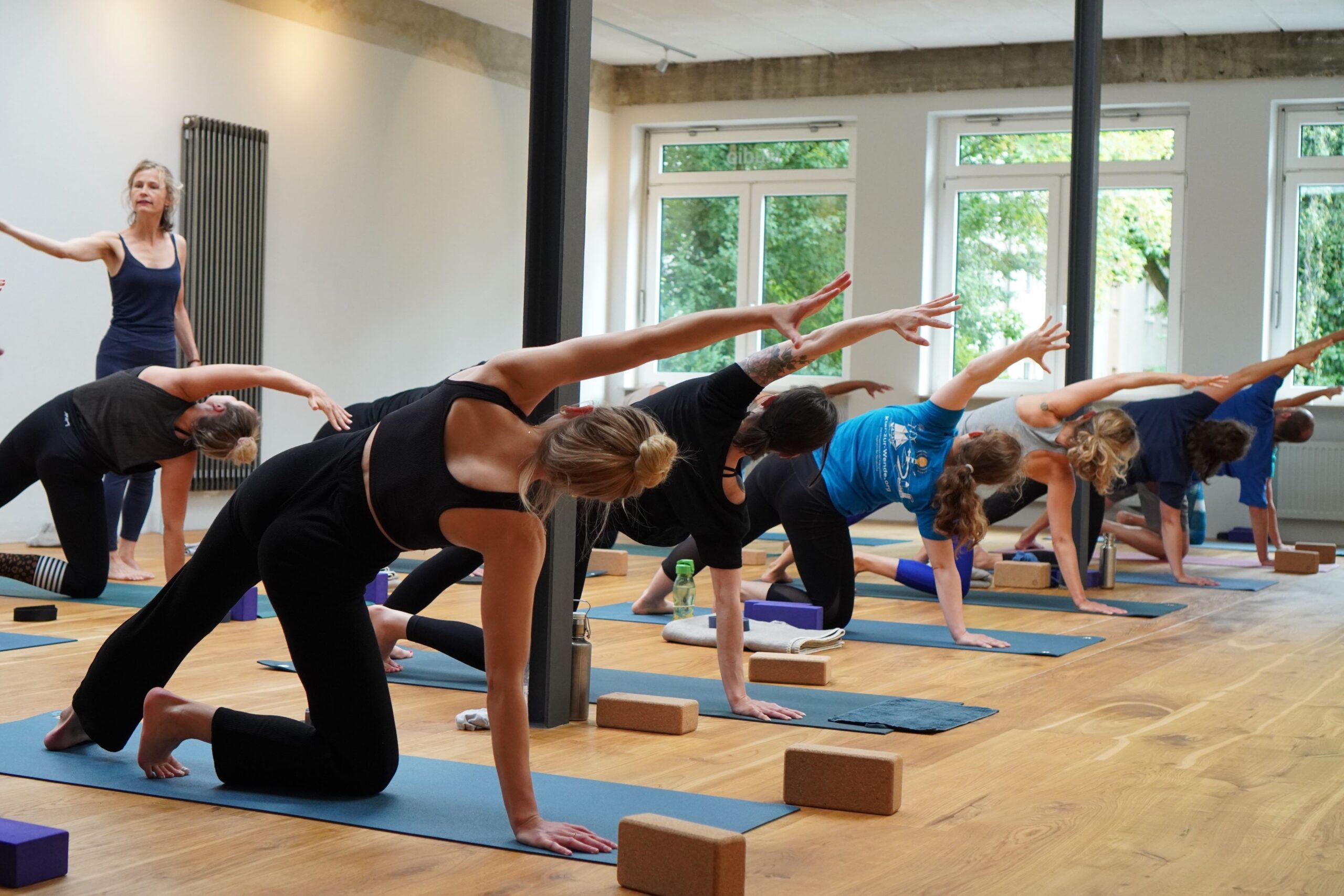 Blick ins Studio: Vinyasa Yoga in Kiel. Kraftvolle Flows in präziser Ausrichtung. Studio yoga-essence Kiel