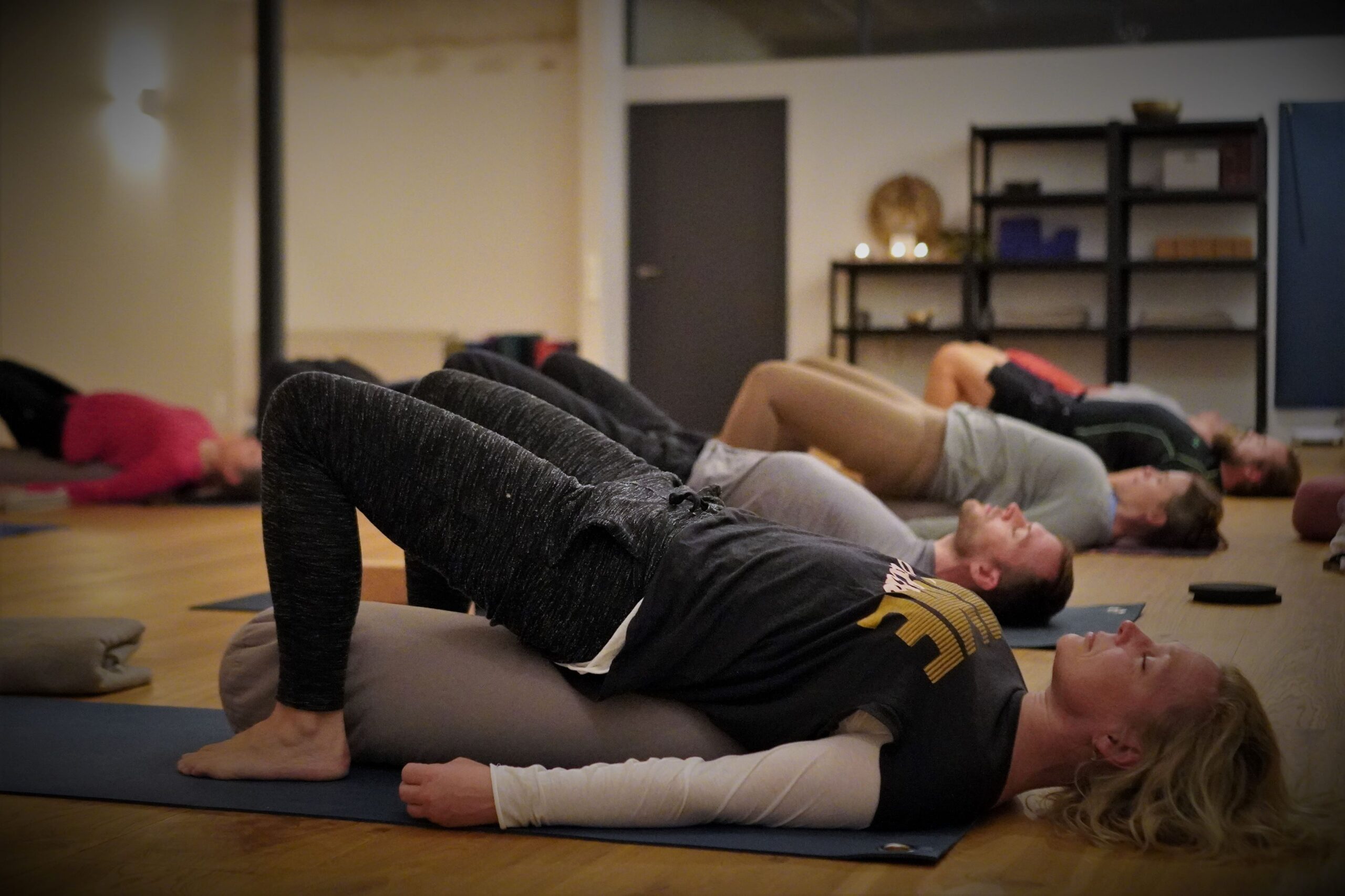 Yin Yoga Kiel. Asanas werden mit Unterstützung verschiedener Hilfsmittel länger gehalten, der Körper gedehnt und der Geist beruhigt.